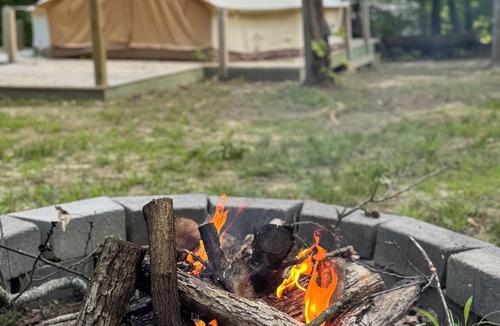 Stanton Resort | Yurt living, queen bed, WI-FI, shower house, mini fridge