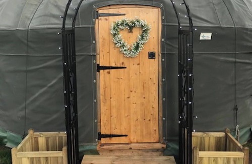 Berwick St James Cabin | Yurt - Sleeps 2 - Garden - Parking