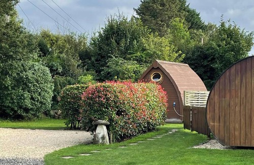 Berwick St James Cabin | Yurt - Sleeps 2 - Garden - Parking