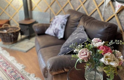 Berwick St James Cabin | Yurt - Sleeps 2 - Garden - Parking