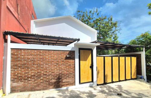 Bangunjiwo Villa | Yustien Homestay Bangunjiwo 4 Beds - Entire House