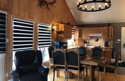L'Anse-Saint-Jean Ski Chalet | Zénitude | Tavata Chalets | lac et montagne