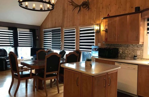 L'Anse-Saint-Jean Ski Chalet | Zénitude | Tavata Chalets | lac et montagne