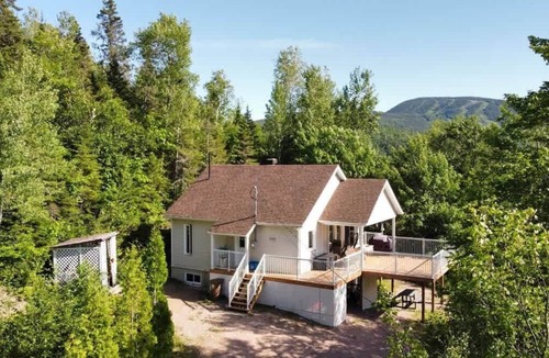 L'Anse-Saint-Jean Ski Chalet | Zénitude | Tavata Chalets | lac et montagne