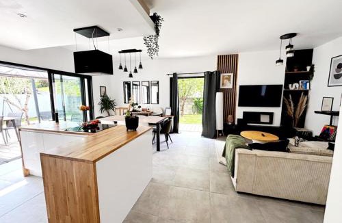 Bouguenais Villa | Zéphyr - Maison 3 Chambres avec jacuzzi - Proche aéroport et Nantes