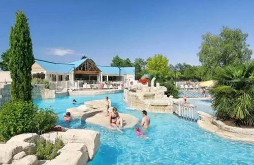 Sainte-Catherine-de-Fierbois House | ZEcamping 5 étoiles espace avec piscine chauffée animations et restaurant