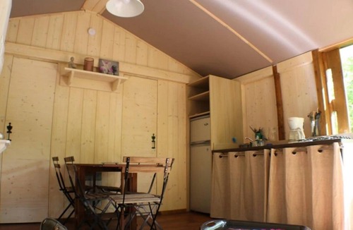 Saint-Constant-Fournoules Cabin | ZEcamping 3 étoiles avec piscine bar et restaurant en bord de ruisseau