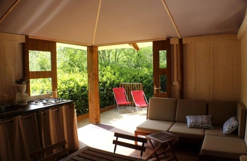 Saint-Constant-Fournoules Cabin | ZEcamping 3 étoiles avec piscine bar et restaurant en bord de ruisseau