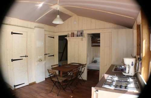 Saint-Constant-Fournoules Cabin | ZEcamping 3 étoiles avec piscine bar et restaurant en bord de ruisseau