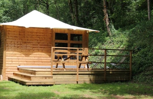 Saint-Constant-Fournoules Cabin | ZEcamping 3 étoiles avec piscine bar et restaurant en bord de ruisseau