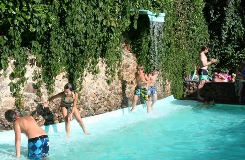 Saint-Constant-Fournoules House | ZEcamping piscine chiens acceptés jacuzzi locatif BBQ 30m2 4 pers