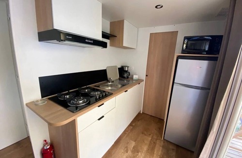 Villeneuve-les-Maguelone House | ZEcamping 2 étoiles piscine 4km plage mobil-home TV clim 29m2 4 pers