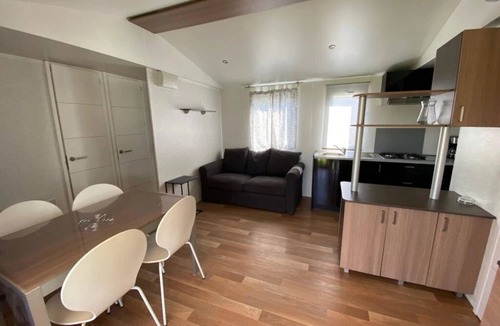 Villeneuve-les-Maguelone House | ZEcamping 2* piscine dog friendly locatif TV clim 37m2 6 pers
