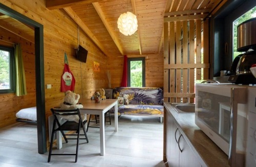 Bar-sur-Aube House | ZEcamping 2 étoiles piscine couverte locatif TV 25m2 6 pers