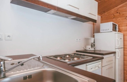 Monclar-de-Quercy Ski Chalet | ZEcamping 3 étoiles piscine couverte locatif TV LV clim 35m2 6 pers