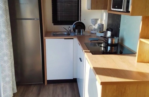 Calvisson House | ZEcamping 3 étoiles parc aquatique fitness mobil-home TV BBQ clim 30m2
