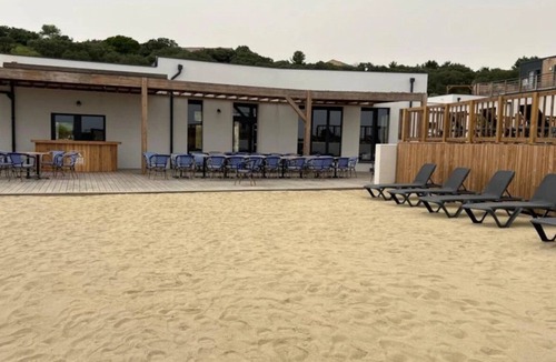 Calvisson House | ZEcamping 3 étoiles parc aquatique fitness mobil-home TV BBQ clim 30m2