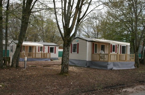 Chateauroux House | ZEcamping 3 étoiles dog friendly animations mobil-home TV