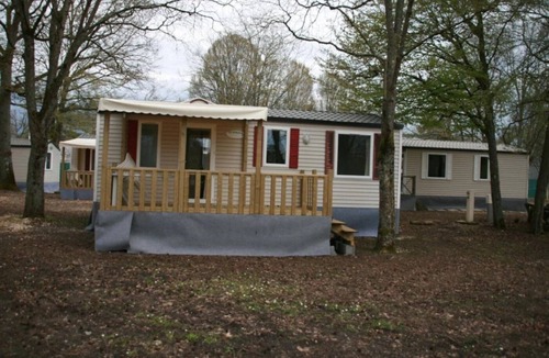 Chateauroux House | ZEcamping 3 étoiles dog friendly animations mobil-home TV