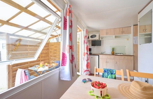 Castries House | ZEcamping 3 étoiles toboggans club enfant locatif TV clim 15m2 2 pers