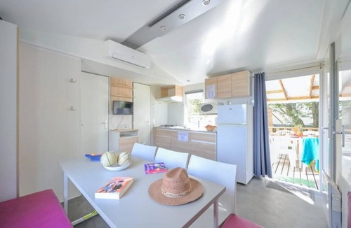 Castries House | ZEcamping 3 étoiles toboggans locatif TV clim 30m2