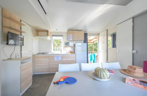 Castries House | ZEcamping 3 étoiles toboggans locatif TV clim 30m2