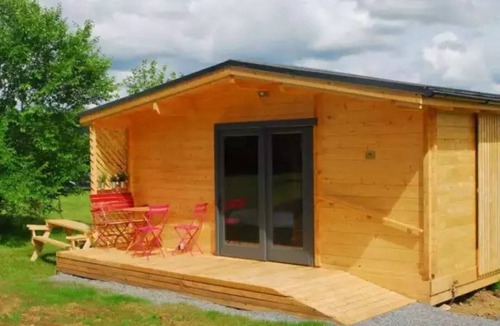 Chamberet Cabin | ZEcamping 3 étoiles piscine couverte dog friendly sauna locatif BBQ 18m2