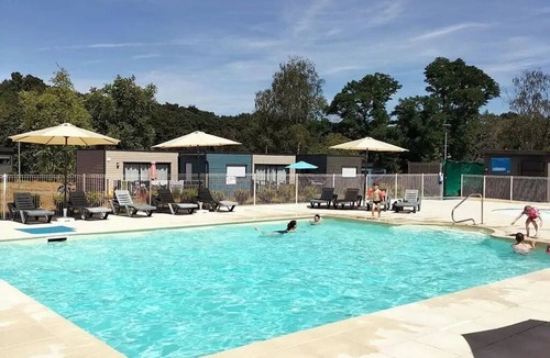 Malansac Ski Chalet | ZEcamping 3 étoiles piscine chauffée cottage TV LV 55m2 6 pers