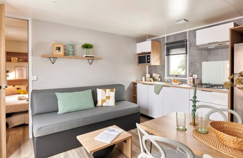 Pouzauges House | ZEcamping 3 étoiles pet friendly locatif TV LV clim 6 pers
