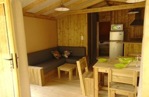 Avrille Cabin | ZEcamping 3 étoiles piscine couverte locatif TV LV 43m2