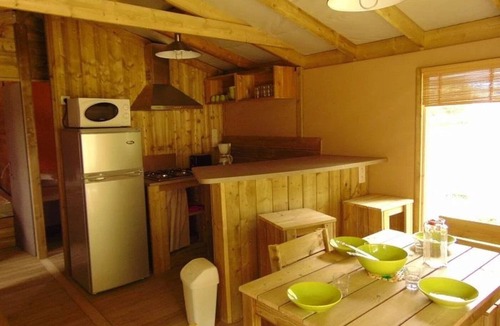 Avrille Cabin | ZEcamping 3 étoiles piscine couverte locatif TV LV 43m2
