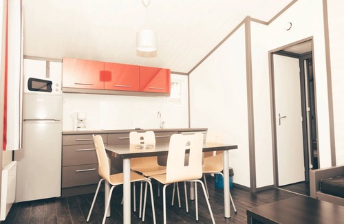 Marminiac Ski Chalet | ZEcamping 3 étoiles piscine dog friendly cottage TV LV clim 35m2 4 pers
