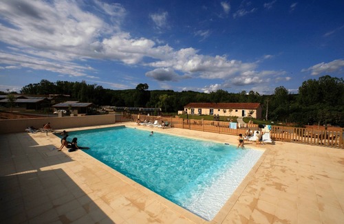 Marminiac Ski Chalet | ZEcamping 3 étoiles piscine dog friendly cottage TV LV clim 35m2 4 pers