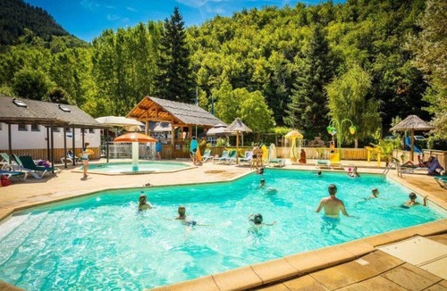 Florac Cabin | ZEcamping 3 étoiles piscine chauffée cabane TV LV 43m2