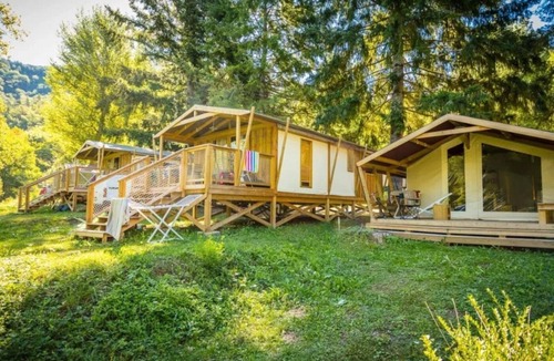 Florac Cabin | ZEcamping 3 étoiles piscine chauffée cabane TV LV 43m2