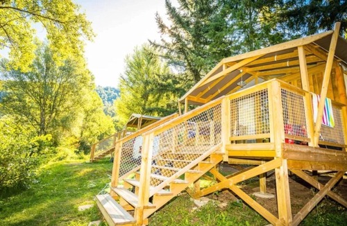 Florac Cabin | ZEcamping 3 étoiles piscine chauffée cabane TV LV 43m2