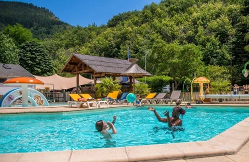 Florac House | ZEcamping 3 étoiles piscine chauffée club enfant hammam locatif clim