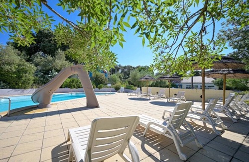 Castries House | ZEcamping 3* animé toboggans dog friendly locatif 16m2 4 pers
