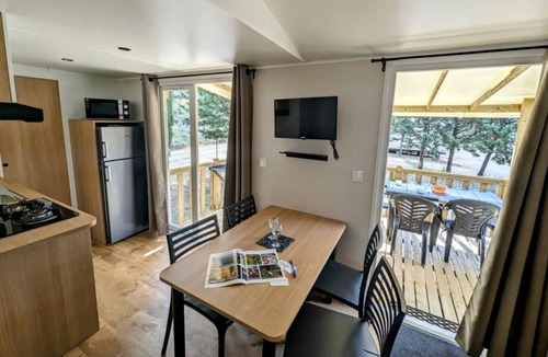 Fabrezan House | ZEcamping 3* animé toboggans animaux acceptés locatif TV LV BBQ 31m2