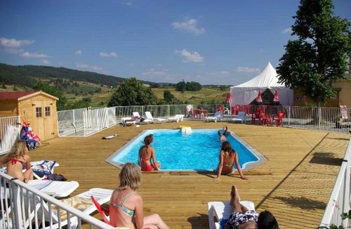 Langogne House | ZEcamping 3* dog friendly piscine chauffée en bordure de l’Allier