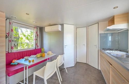 Castries House | ZEcamping 3* familial dog friendly piscine et soirées animées
