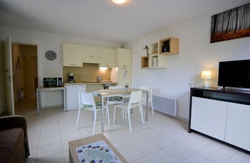 Azille Apartment | ZEcamping 3* familial piscine pet friendly locatif TV LV BBQ 48m2