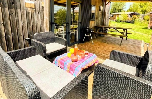 Mont-pres-Chambord House | ZEcamping 3* animé piscine couverte animaux acceptés locatif TV LV BBQ