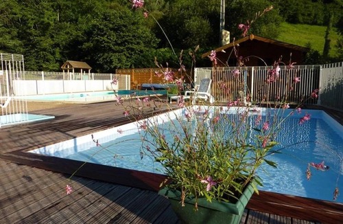 Louvie Juzon House | ZEcamping 3* piscine chauffée chiens acceptés locatif TV LV BBQ 25m2
