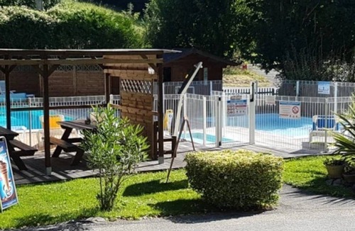 Louvie Juzon House | ZEcamping 3* piscine chauffée chiens acceptés locatif TV LV BBQ 25m2