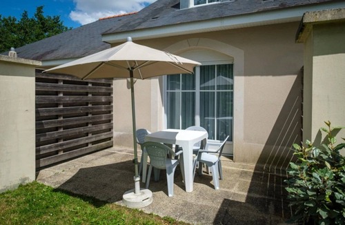 Saumur House | ZEcamping 3* piscine couverte chiens acceptés locatif TV LV BBQ 39m2