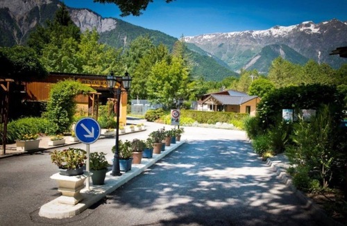 Le Bourg-d'Oisans Ski Chalet | ZEcamping 4 étoiles animé dog friendly chalet LV BBQ 35m2