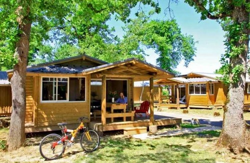Albi Ski Chalet | ZEcamping 4 étoiles animé espace aquatique chalet LV BBQ 40m2 6 pers