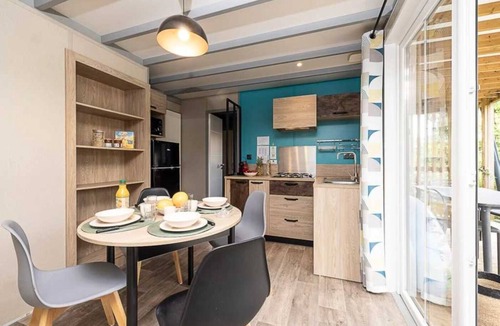 Loupiac Ski Chalet | ZEcamping 4 étoiles espace aquatique club enfant chalet TV BBQ clim 35m2