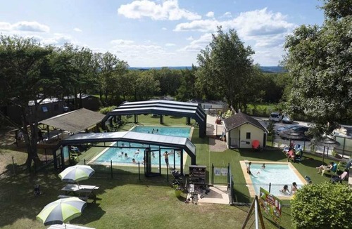 Loupiac Ski Chalet | ZEcamping 4 étoiles espace aquatique club enfant chalet TV BBQ clim 35m2